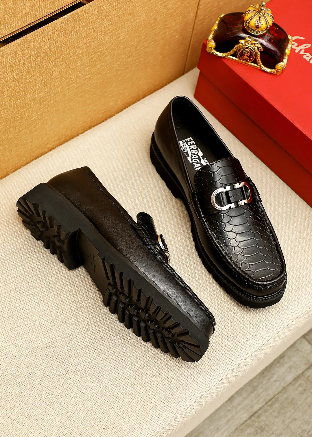 Men's shoes 💰560 💐 Product trademark: Ferragamo "Ferragamo" casual leather shoes Regular size: 38-44 (45.46🉑️customized) Product materials: Selected imported first-layer calfskin upper + original hardware buckle, imported water-dyed cowhide leather lining. Strong three-dimensional visual effect, original outsole color: 2 colors available